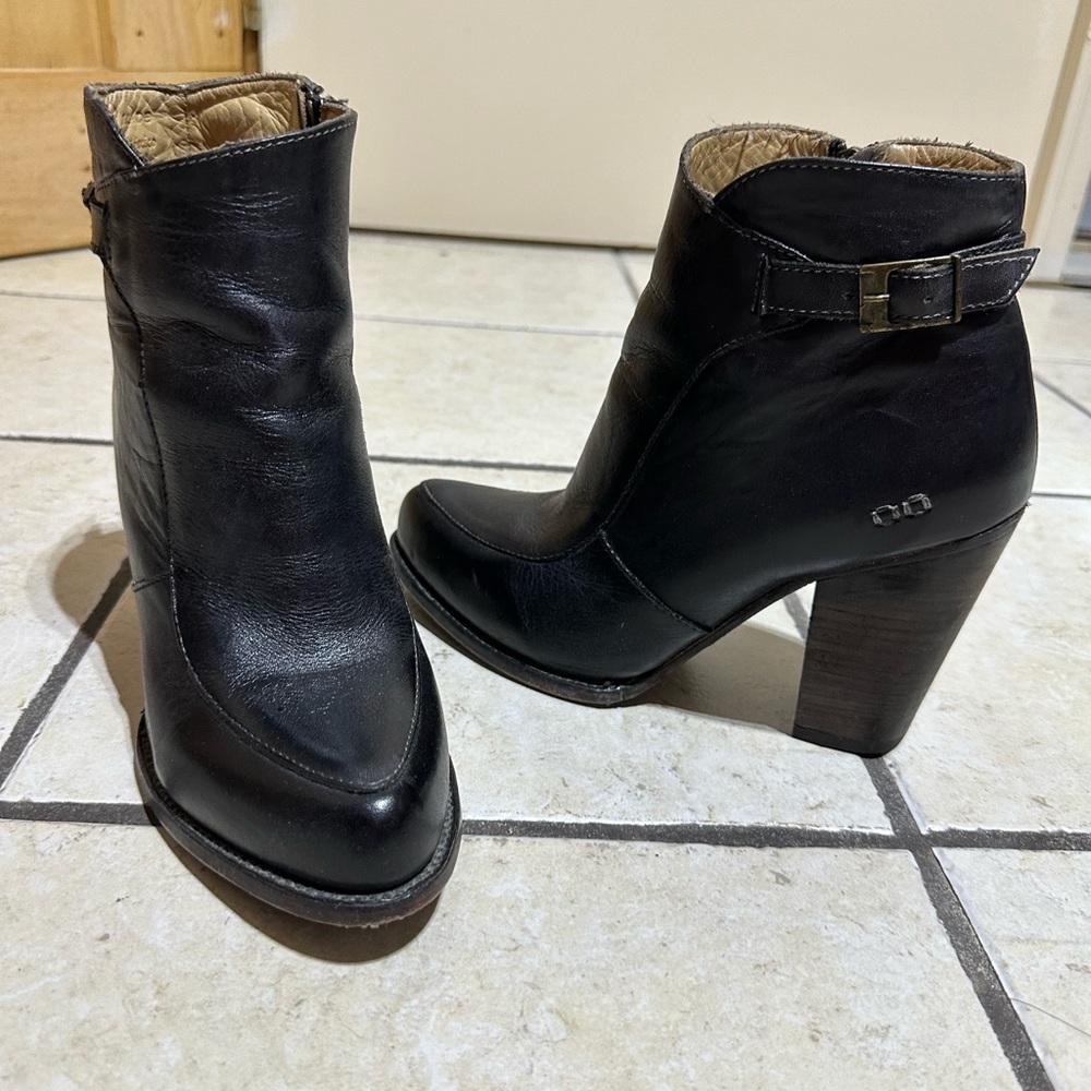 Bedstu Isla Black Leather Ankle Boots